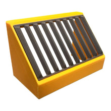 Load image into Gallery viewer, Custom Set HO Scale Grizzly Scalping Screen with Loose Material Concrete Bin
